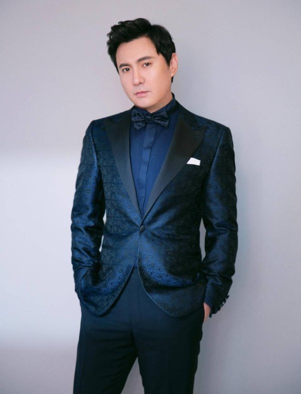 股票配资实盘平台 44岁沈腾红毯生图曝光！圆润脸蛋引热议，网友：胖了反而更显善良